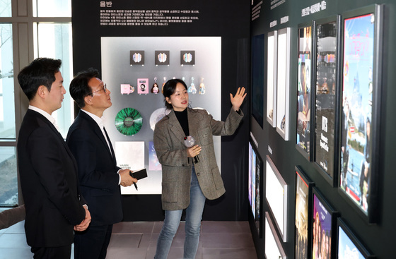 하이브 찾은 김민석 총리