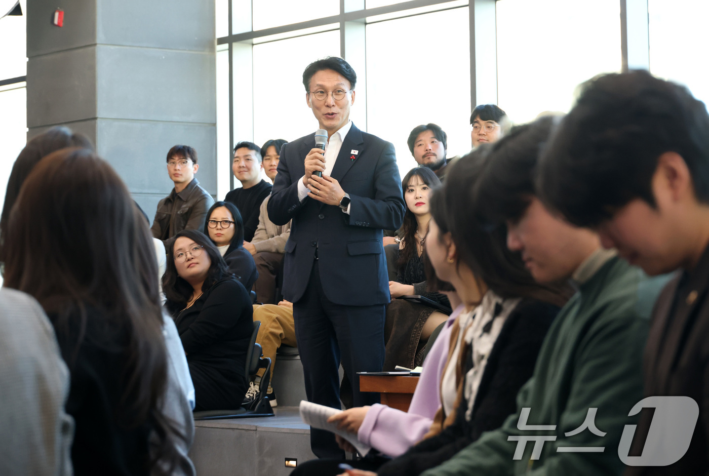 (서울=뉴스1) 청사사진기자단 = 김민석 국무총리가 21일 오후 서울 용산구 하이브 사옥에서 열린 청년 종사자 타운홀 미팅에서 인사말을 하고 있다. 2026.1.21/뉴스1