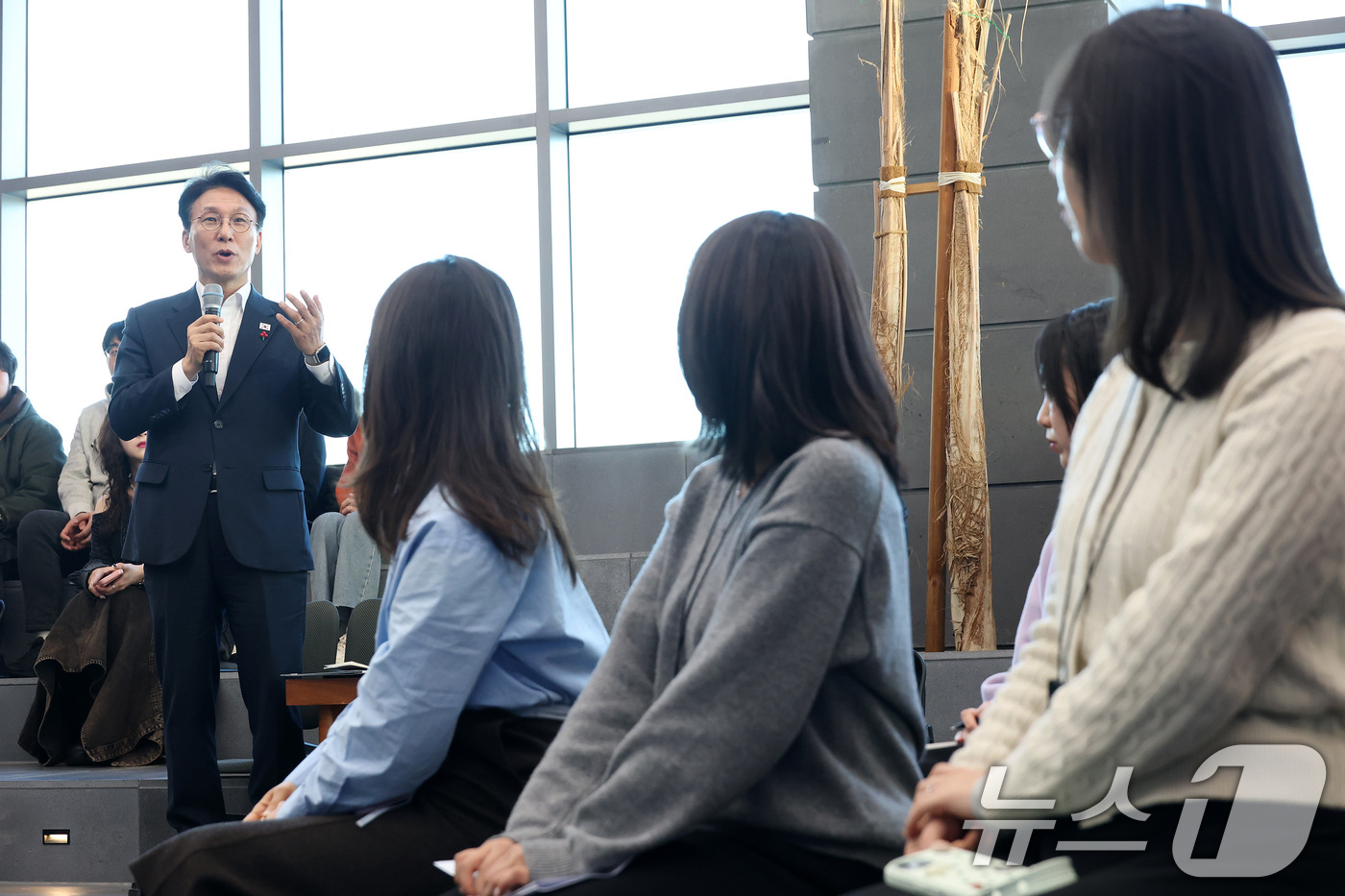 (서울=뉴스1) 청사사진기자단 = 김민석 국무총리가 21일 오후 서울 용산구 하이브 사옥에서 열린 청년 종사자 타운홀 미팅에서 인사말을 하고 있다. 2026.1.21/뉴스1