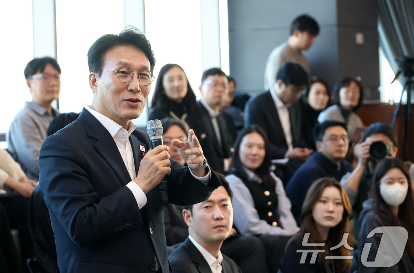 (서울=뉴스1) 임세영 기자  청사사진기자단 = 김민석 국무총리가 21일 오후 서울 용산구 하이브 사옥에서 열린 청년 종사자 타운홀 미팅에서 인사말을 하고 있다. 2026.1.21 …