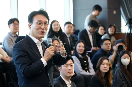 하이브 찾은 김민석 총리