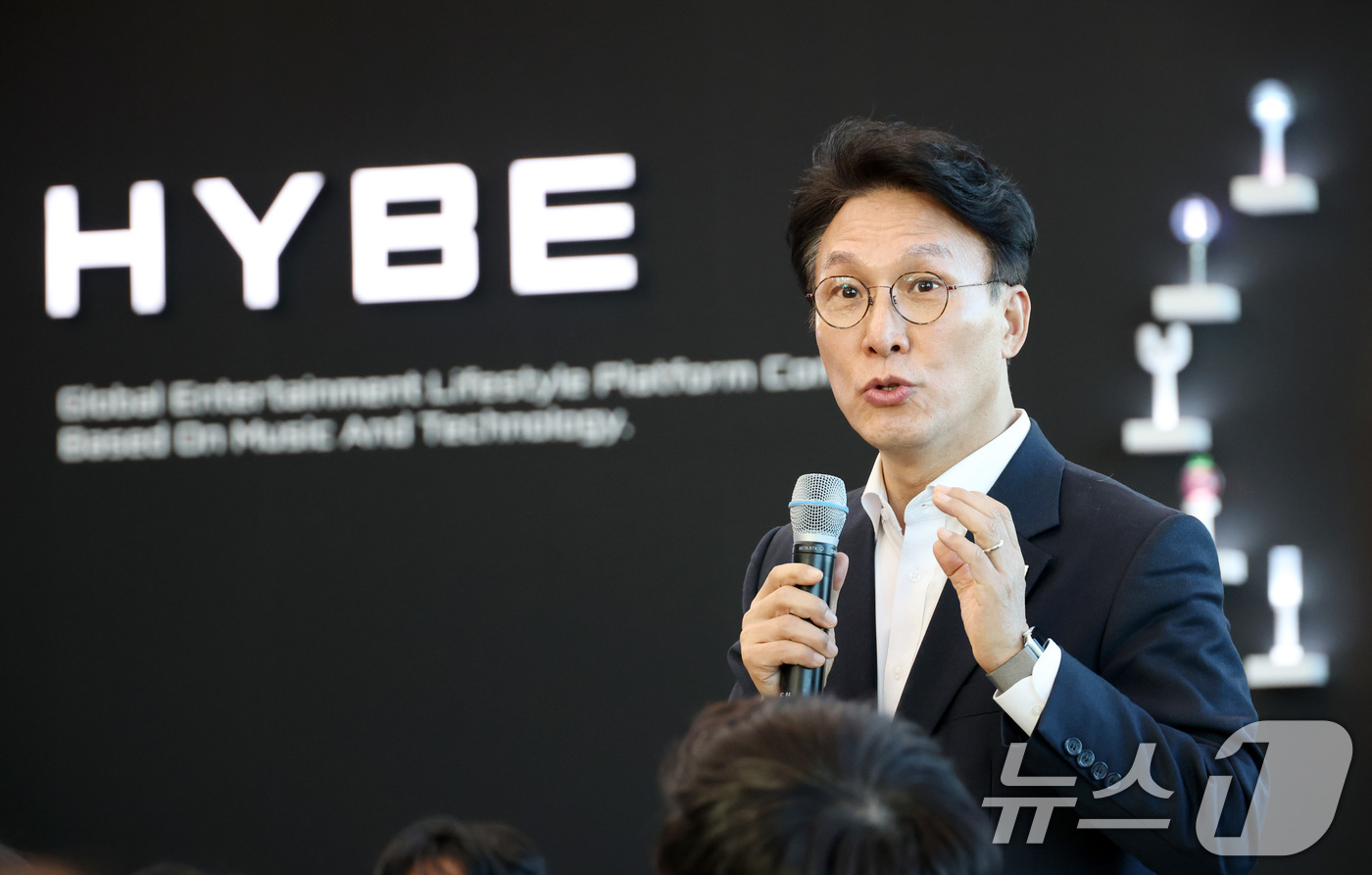 (서울=뉴스1) 임세영 기자  청사사진기자단 = 김민석 국무총리가 21일 오후 서울 용산구 하이브 사옥에서 열린 청년 종사자 타운홀 미팅에서 인사말을 하고 있다. 2026.1.21 …