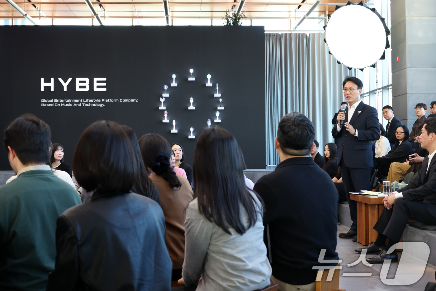 (서울=뉴스1) 청사사진기자단 = 김민석 국무총리가 21일 오후 서울 용산구 하이브 사옥에서 열린 청년 종사자 타운홀 미팅에서 인사말을 하고 있다. 2026.1.21/뉴스1