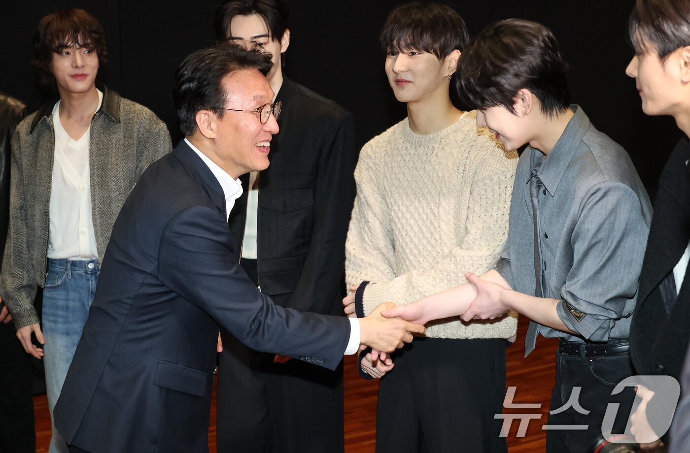 본문 이미지 - 김민석 국무총리가 21일 오후 서울 용산구 하이브 사옥 안무연습실을 방문해 보이그룹 엔하이픈과 인사를 나누고 있다. 2026.1.21/뉴스1 ⓒ News1 청사사진기자단