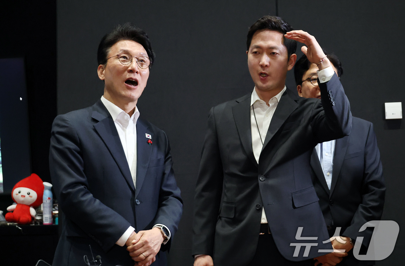 (서울=뉴스1) 청사사진기자단 = 김민석 국무총리가 21일 오후 서울 용산구 하이브 사옥 안무연습실을 방문해 이재상 하이브 대표이사의 설명을 듣고 있다. 2026.1.21/뉴스1