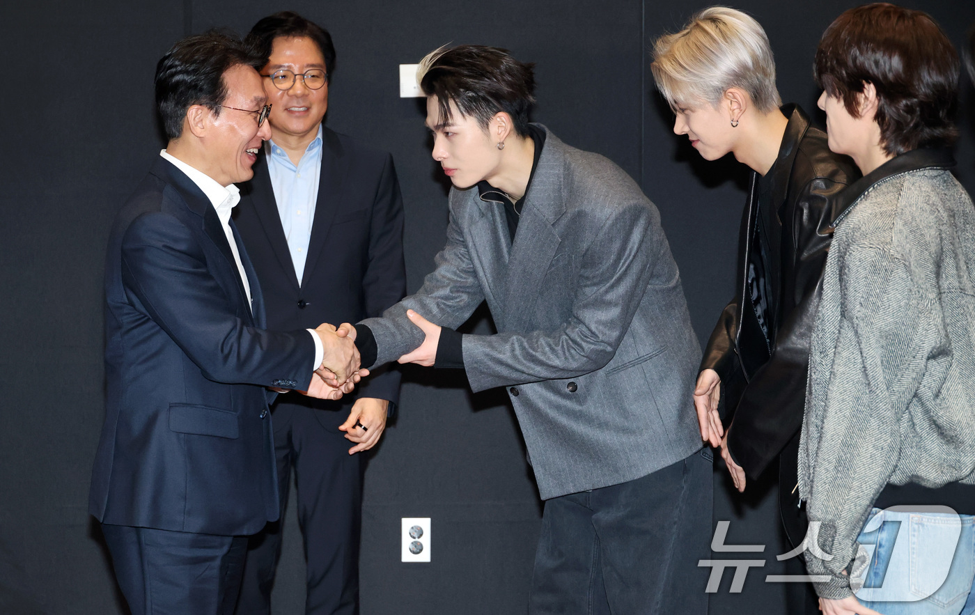 (서울=뉴스1) 청사사진기자단 = 김민석 국무총리가 21일 오후 서울 용산구 하이브 사옥 안무연습실을 방문해 보이그룹 엔하이픈과 인사를 나누고 있다. 2026.1.21/뉴스1