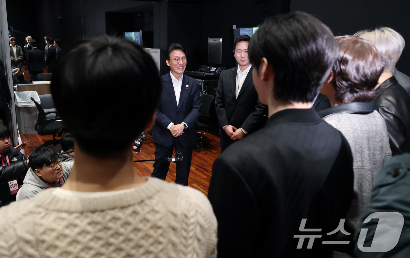 (서울=뉴스1) 청사사진기자단 = 김민석 국무총리가 21일 오후 서울 용산구 하이브 사옥 안무연습실을 방문해 보이그룹 엔하이픈과 인사를 나누고 있다. 2026.1.21/뉴스1