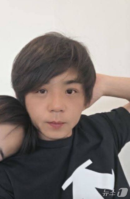 본문 이미지 - A 씨가 김성호 씨 어깨에 기대고 있는 사진 수정본(A 씨 제공.재판매 및 DB금지)