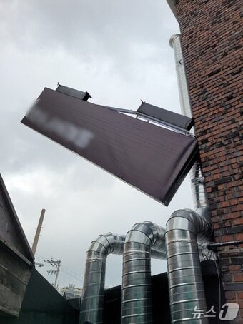 본문 이미지 - 21일 오후 제주시 연동에서 강풍으로 인해 간판이 떨어진 모습.(제주도소방안전본부 제공. 재판매 및 DB 금지)