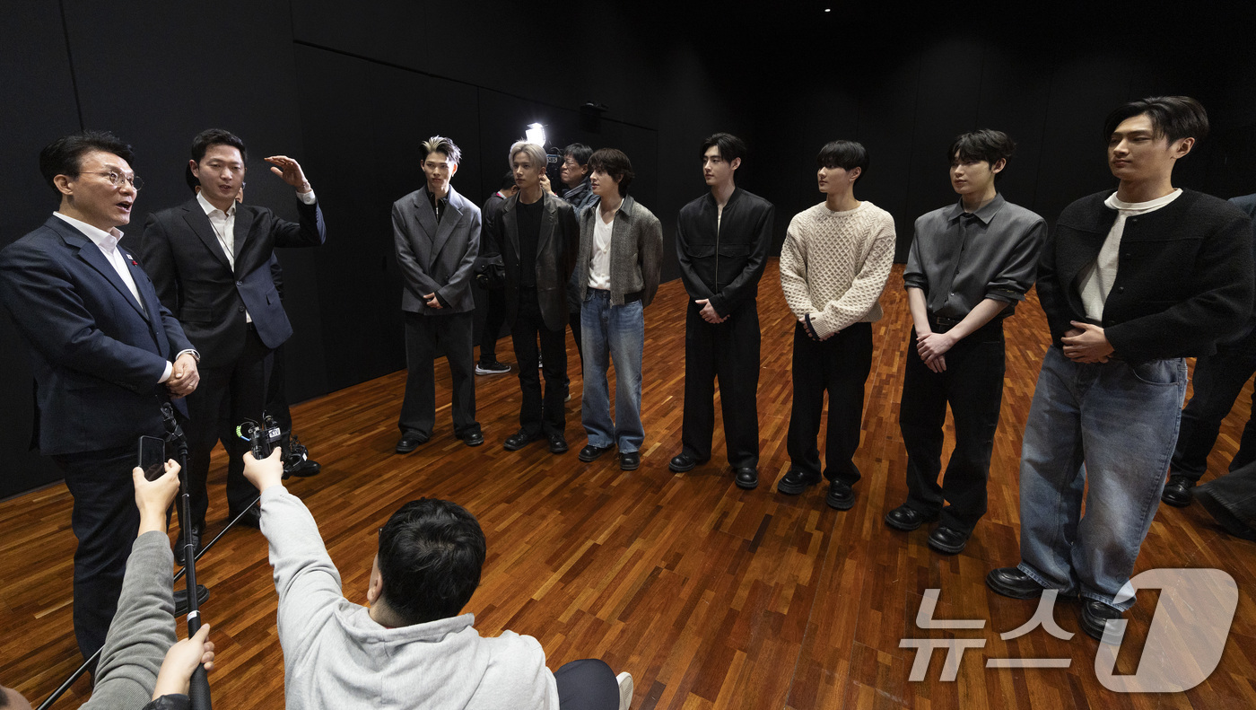 (서울=뉴스1) 청사사진기자단 = 김민석 국무총리가 21일 오후 문화컨텐츠 현장방문의 일정으로 용산구 하이브를 방문 KPOP 보이그룹 엔하이픈 안무연습실에서 대화를 나누고 있다. …