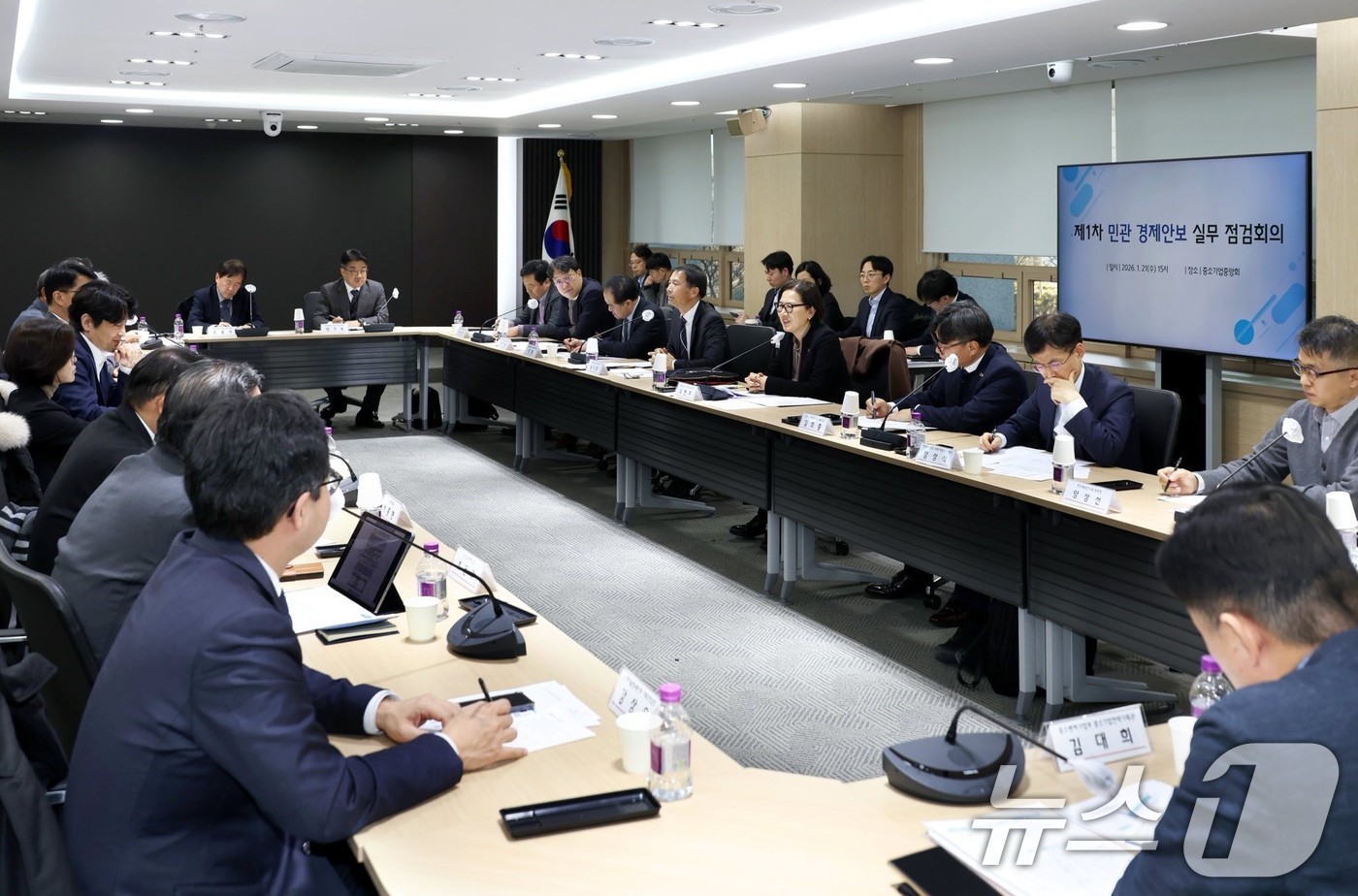 (서울=뉴스1) 허경 기자 = 오현주 국가안보실 제3차장이 21일 서울 여의도 중소기업중앙회에서 민관 경제안보 실무 점검회의 첫 회의를 주재하고 있다. (청와대 제공. 재판매 및 …