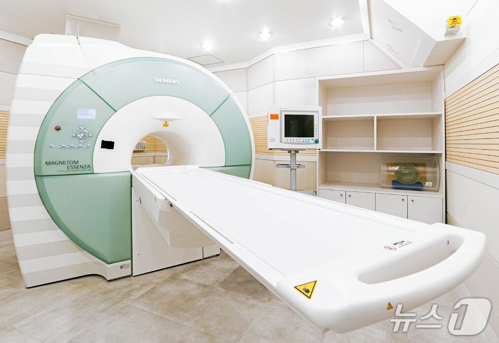 본문 이미지 - MRI와 마취기(이안동물의학센터 제공) ⓒ 뉴스1