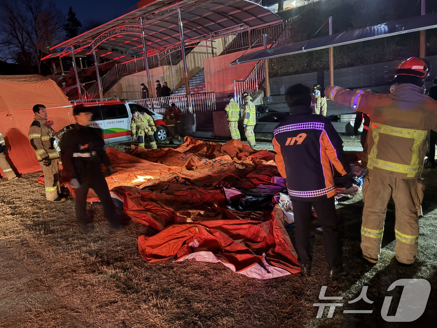 (광양=뉴스1) 김성준 기자 = 21일 전남 광양 옥곡면 백운산 자락서 난 산불이 야간까지 이어지면서 소방당국이 대응 2단계를 발령하고 진화에 총력을 다하고 있다. 2026.1.2 …