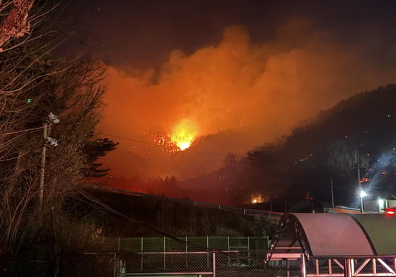 전남 광양 산불, 강풍에 확산 우려…주민들 발동동