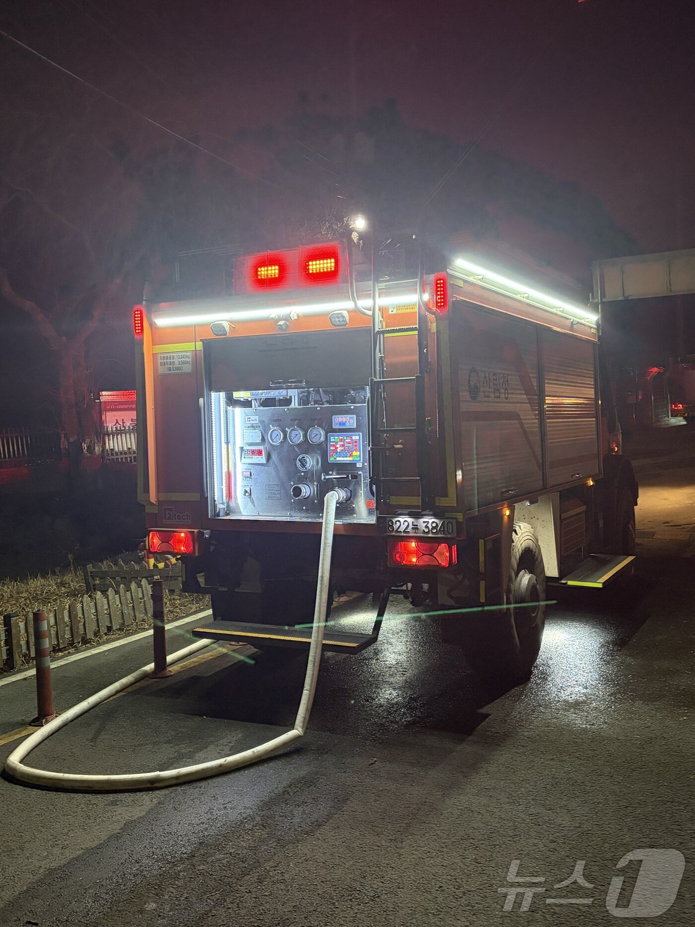 본문 이미지 - 21일 오후 3시 2분쯤 광양 옥곡면 백운산 자락서 불이 나 소방당국이 대응 2단계를 발령하고 소방차에 급수하고 있다. ⓒ News1 김성준 기자