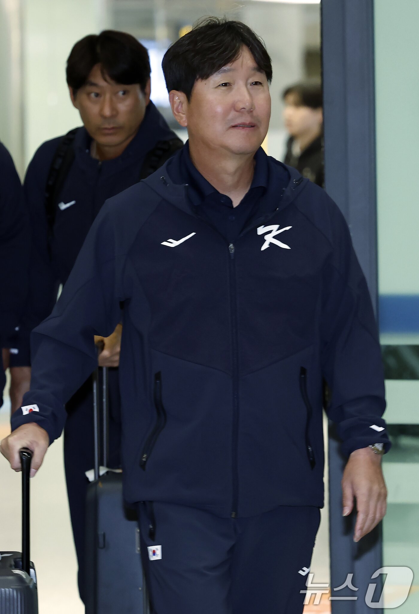 본문 이미지 - 대한민국 야구대표팀 류지현 감독이 사이판 전지훈련을 마치고 21일 오후 인천국제공항을 통해 귀국하고 있다. 2026.1.21/뉴스1 ⓒ News1 박정호 기자