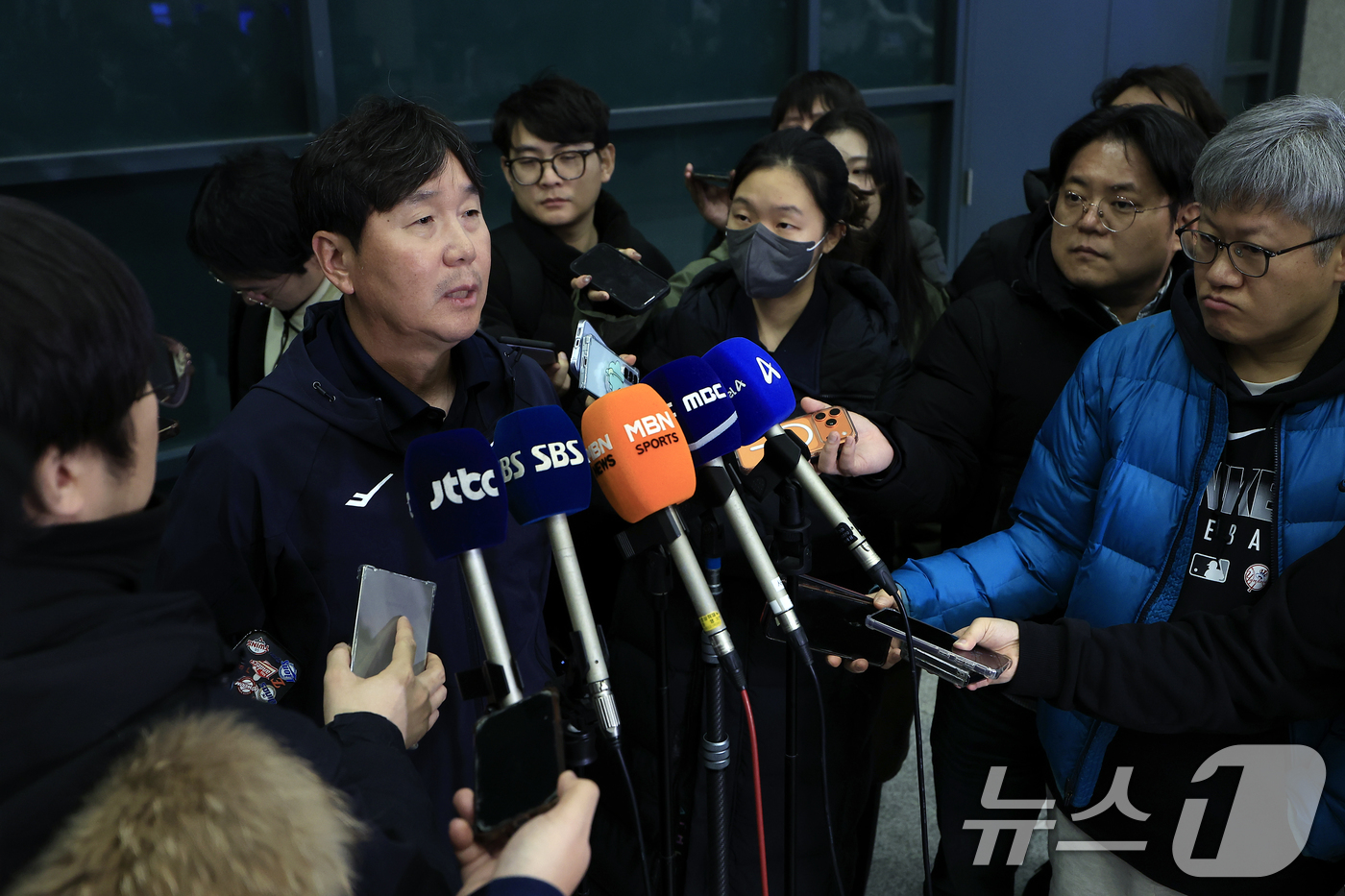 (인천공항=뉴스1) 박정호 기자 = 대한민국 야구대표팀 류지현 감독이 사이판 전지훈련을 마치고 21일 오후 인천국제공항을 통해 귀국해 취재진과 인터뷰를 하고 있다. 2026.1.2 …