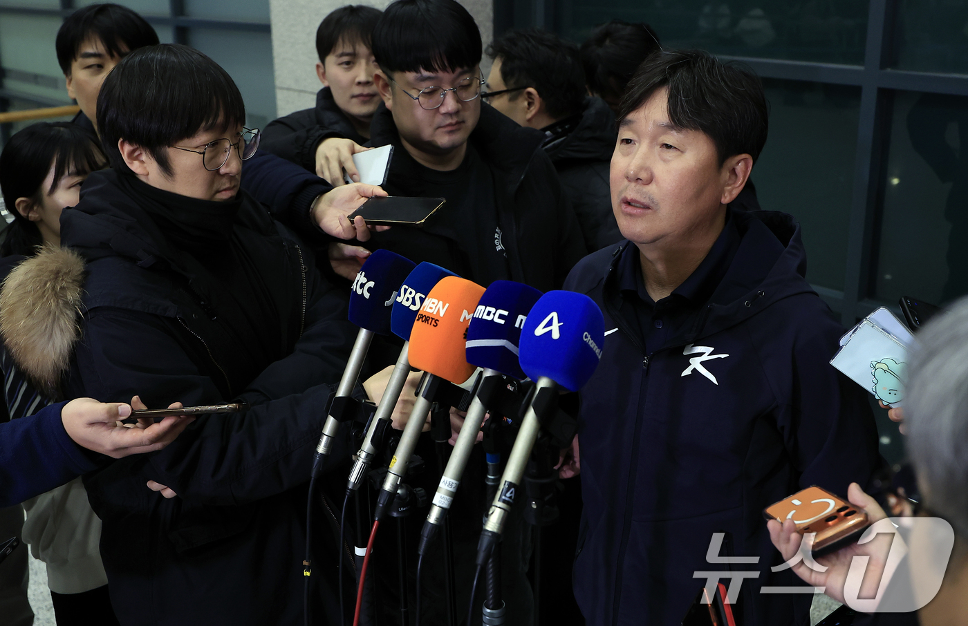 (인천공항=뉴스1) 박정호 기자 = 대한민국 야구대표팀 류지현 감독이 사이판 전지훈련을 마치고 21일 오후 인천국제공항을 통해 귀국해 취재진과 인터뷰를 하고 있다. 2026.1.2 …