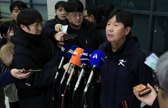 전지훈련 마치고 귀국해 인터뷰 하는 류지현 감독