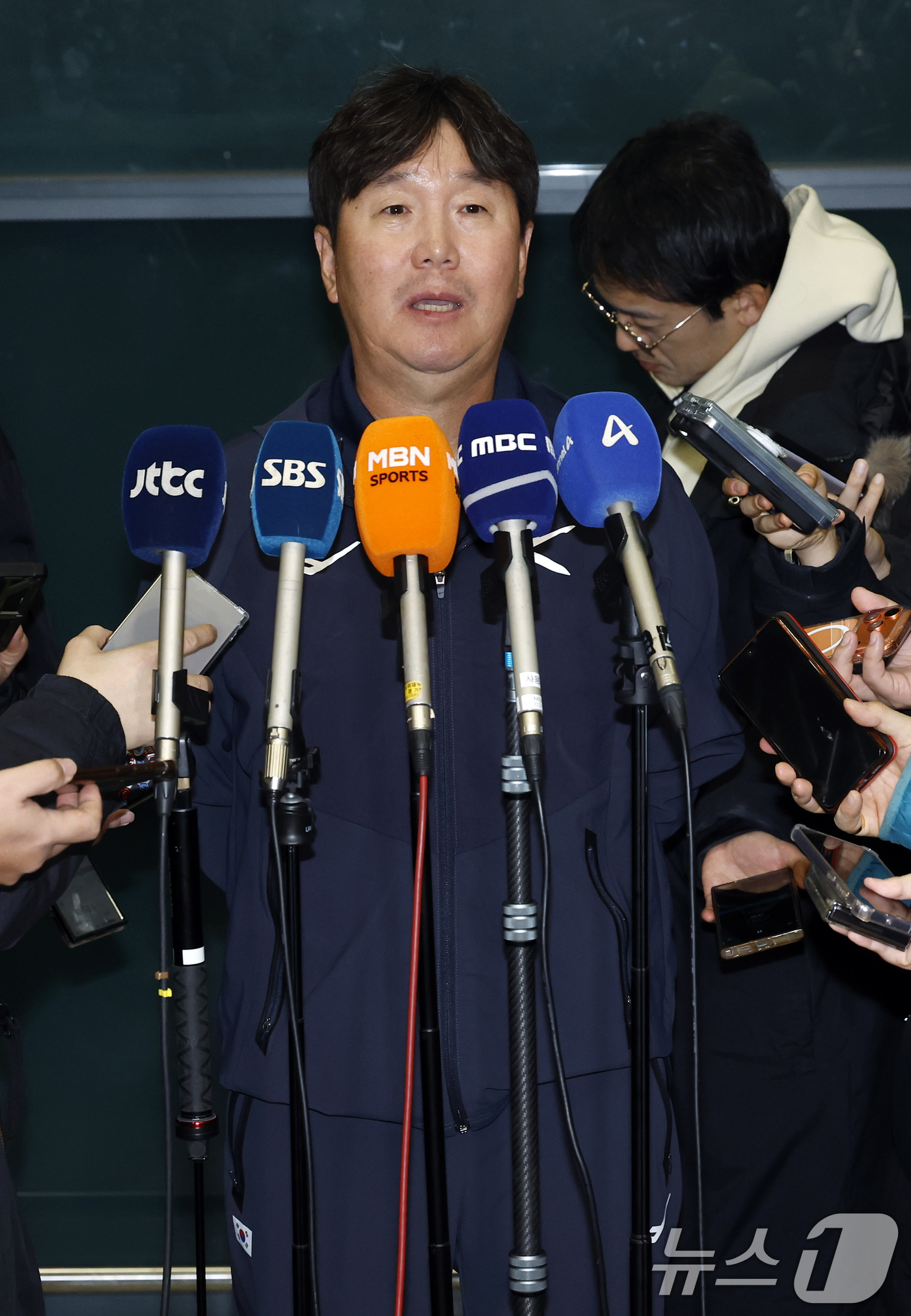 (인천공항=뉴스1) 박정호 기자 = 대한민국 야구대표팀 류지현 감독이 사이판 전지훈련을 마치고 21일 오후 인천국제공항을 통해 귀국해 취재진과 인터뷰를 하고 있다. 2026.1.2 …