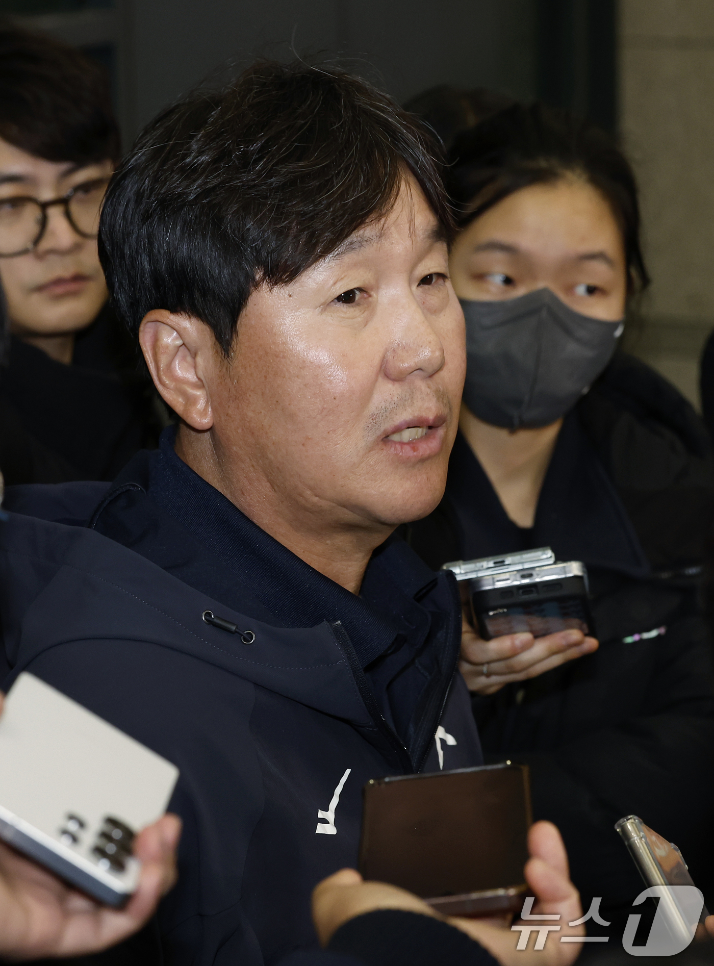 (인천공항=뉴스1) 박정호 기자 = 대한민국 야구대표팀 류지현 감독이 사이판 전지훈련을 마치고 21일 오후 인천국제공항을 통해 귀국해 취재진과 인터뷰를 하고 있다. 2026.1.2 …