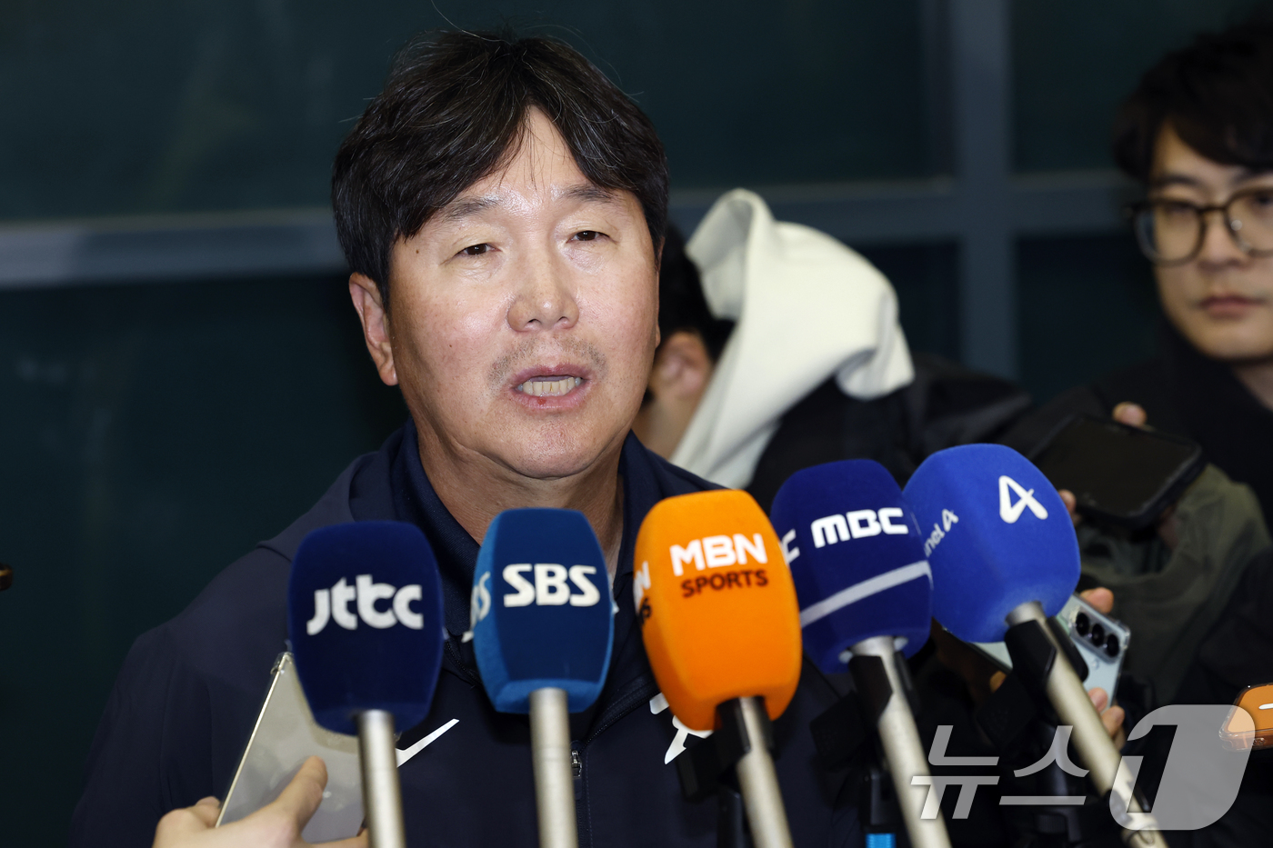 (인천공항=뉴스1) 박정호 기자 = 대한민국 야구대표팀 류지현 감독이 사이판 전지훈련을 마치고 21일 오후 인천국제공항을 통해 귀국해 취재진과 인터뷰를 하고 있다. 2026.1.2 …