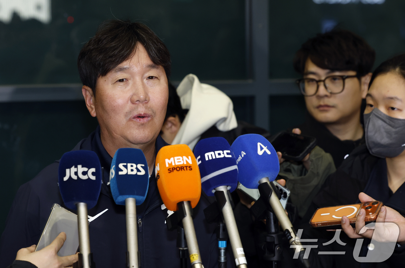 (인천공항=뉴스1) 박정호 기자 = 대한민국 야구대표팀 류지현 감독이 사이판 전지훈련을 마치고 21일 오후 인천국제공항을 통해 귀국해 취재진과 인터뷰를 하고 있다. 2026.1.2 …