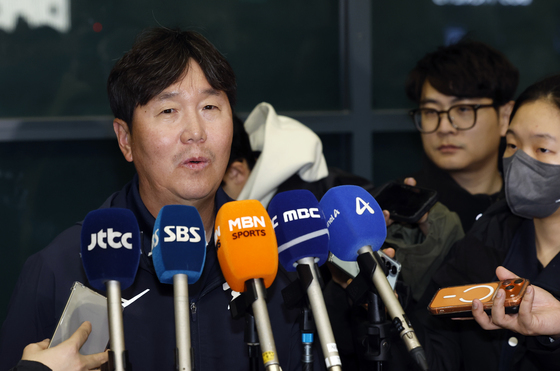 귀국길에 취재진 만난 류지현 감독