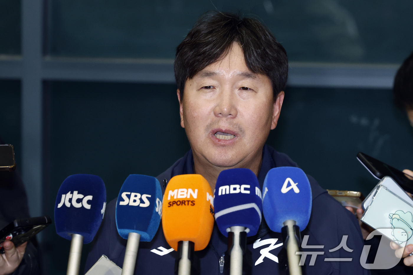 (인천공항=뉴스1) 박정호 기자 = 대한민국 야구대표팀 류지현 감독이 사이판 전지훈련을 마치고 21일 오후 인천국제공항을 통해 귀국해 취재진과 인터뷰를 하고 있다. 2026.1.2 …