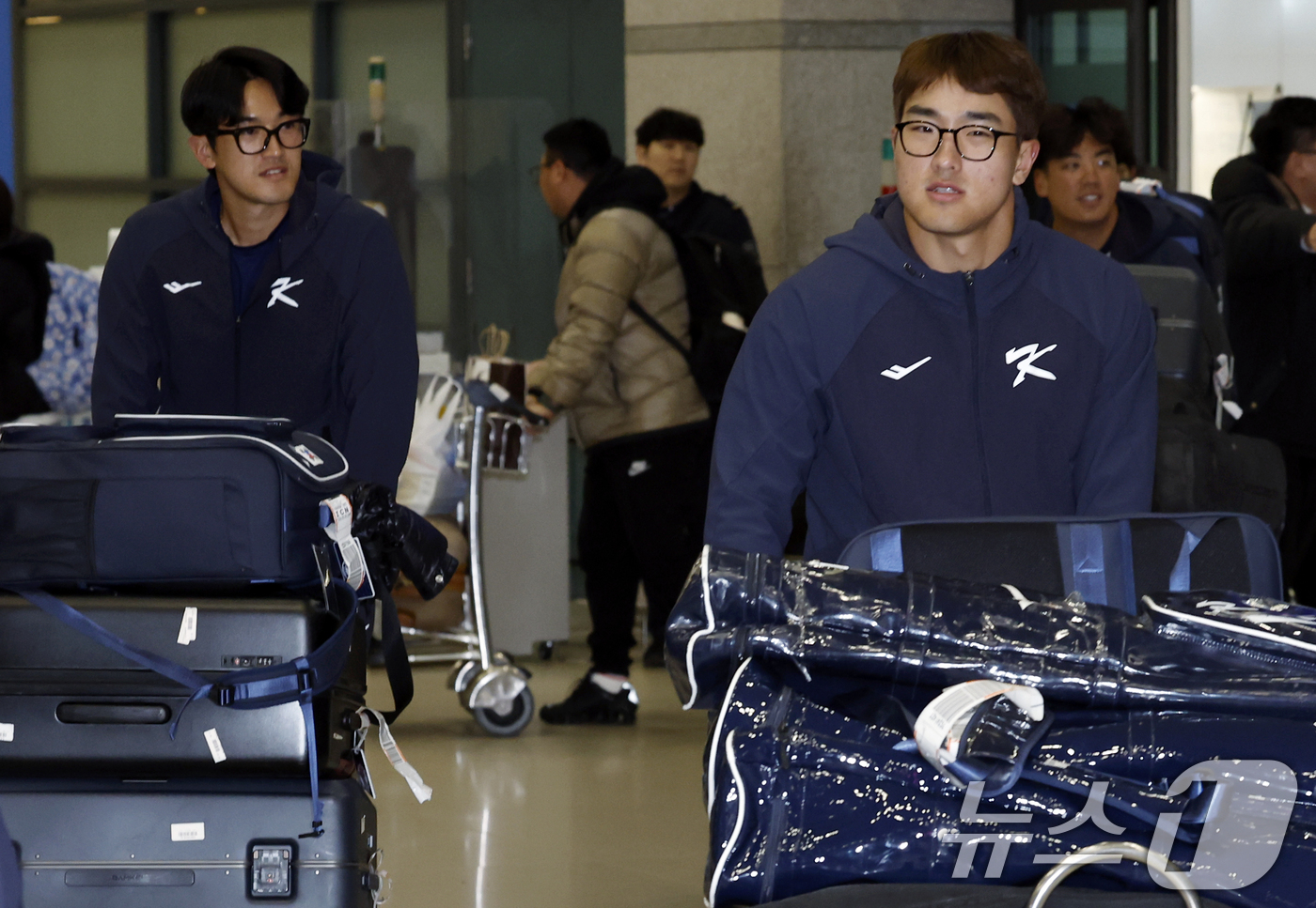 (인천공항=뉴스1) 박정호 기자 = 대한민국 야구대표팀 안현민(오른쪽)과 고영표가 사이판 전지훈련을 마치고 21일 오후 인천국제공항을 통해 귀국하고 있다.  2026.1.21/뉴스 …