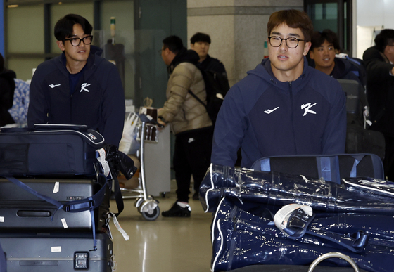전지훈련 마치고 귀국한 안현민과 고영표