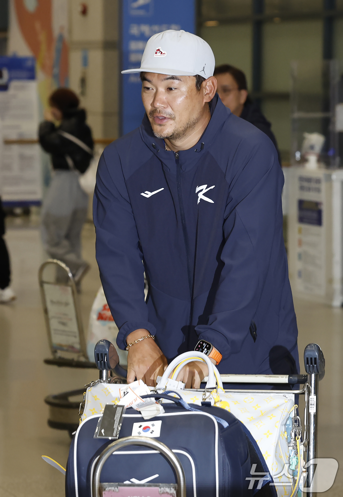 (인천공항=뉴스1) 박정호 기자 = 대한민국 야구대표팀 노경은이 사이판 전지훈련을 마치고 21일 오후 인천국제공항을 통해 귀국하고 있다.  2026.1.21/뉴스1