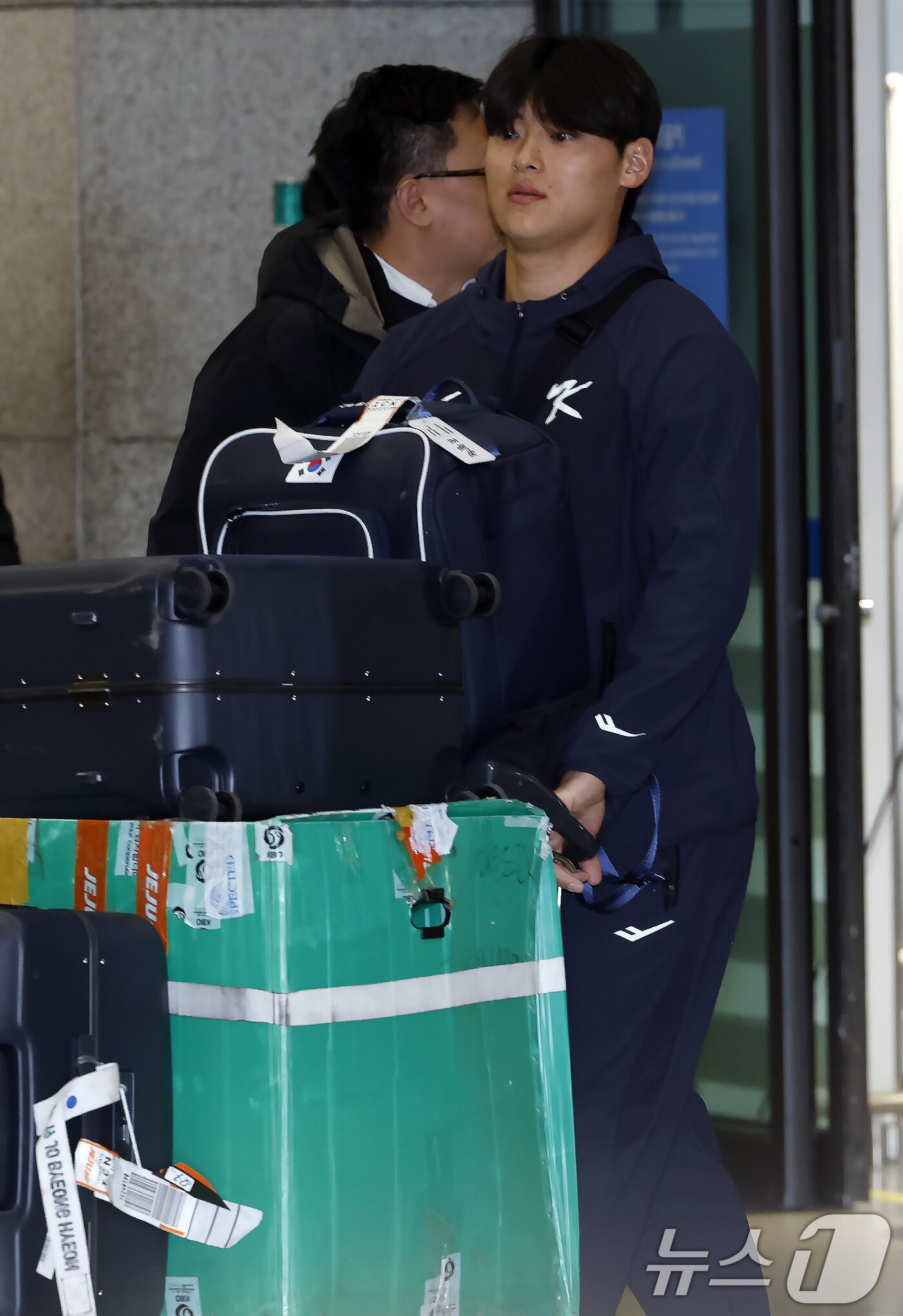 본문 이미지 - 대한민국 야구대표팀 조병현이 사이판 전지훈련을 마치고 21일 오후 인천국제공항을 통해 귀국하고 있다. 2026.1.21/뉴스1 ⓒ News1 박정호 기자