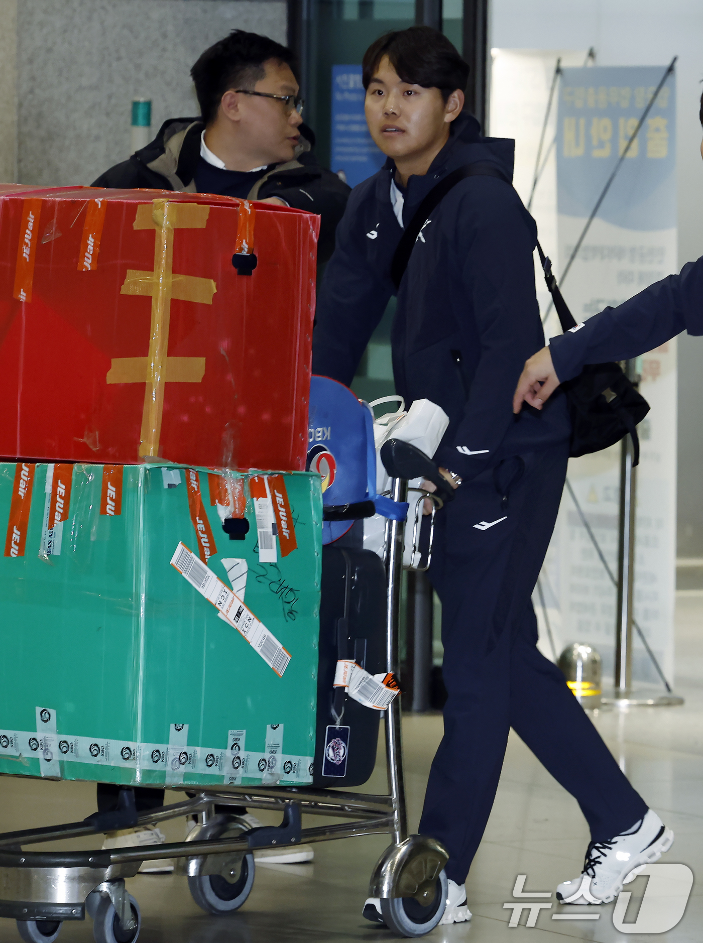 (인천공항=뉴스1) 박정호 기자 = 대한민국 야구대표팀 소형준이 사이판 전지훈련을 마치고 21일 오후 인천국제공항을 통해 귀국하고 있다.  2026.1.21/뉴스1