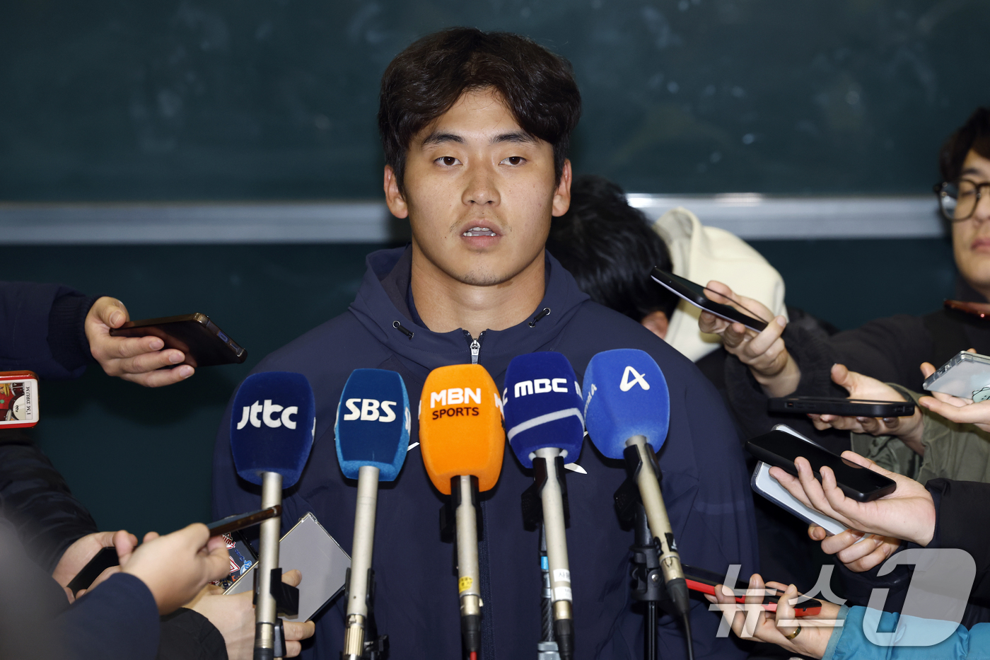 (인천공항=뉴스1) 박정호 기자 = 대한민국 야구대표팀 박영현이 사이판 전지훈련을 마치고 21일 오후 인천국제공항을 통해 귀국해 취재진과 인터뷰를 하고 있다.  2026.1.21/ …