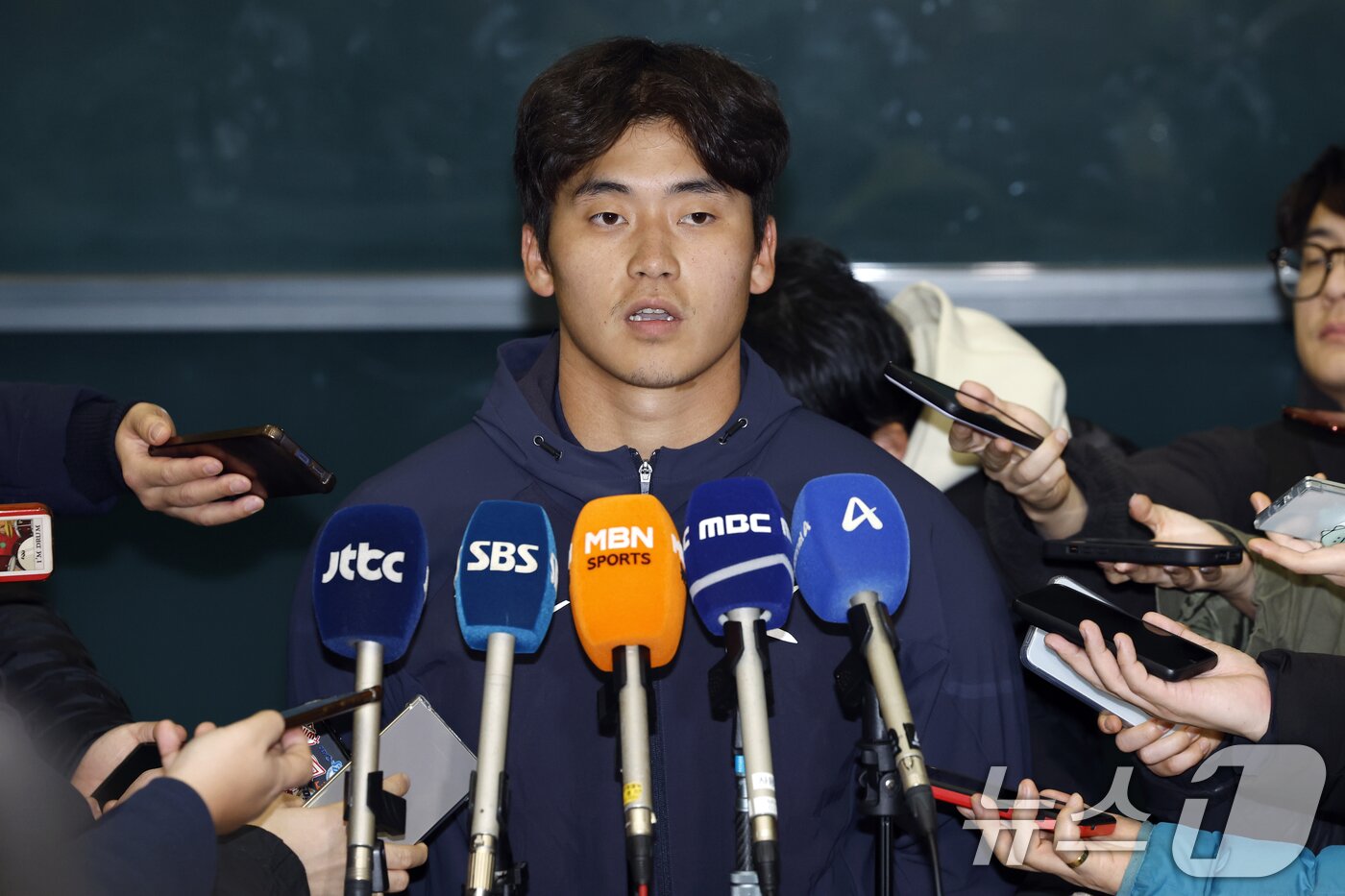 본문 이미지 - 대한민국 야구대표팀 박영현이 사이판 전지훈련을 마치고 21일 오후 인천국제공항을 통해 귀국해 취재진과 인터뷰를 하고 있다. 2026.1.21/뉴스1 ⓒ News1 박정호 기자