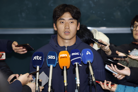 귀국 인터뷰 하는 박영현