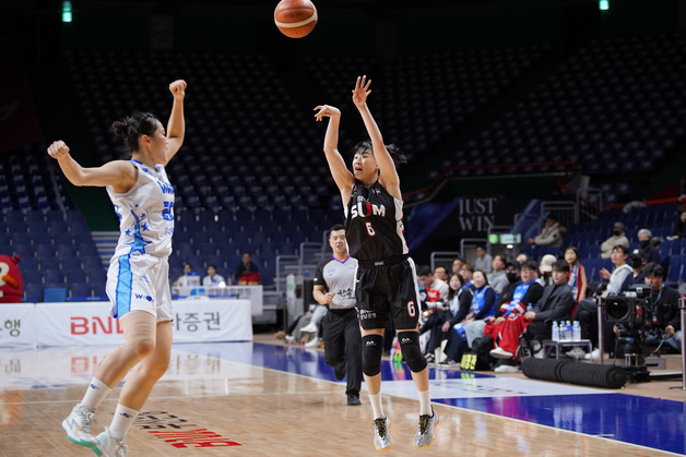 '이소희 19점' 여자농구 BNK, 우리은행에 65-63 진땀승