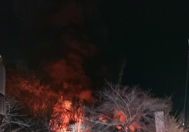 부산 기장 공장 화재, 산불로 확산…소방 '대응 2단계' 발령(종합)