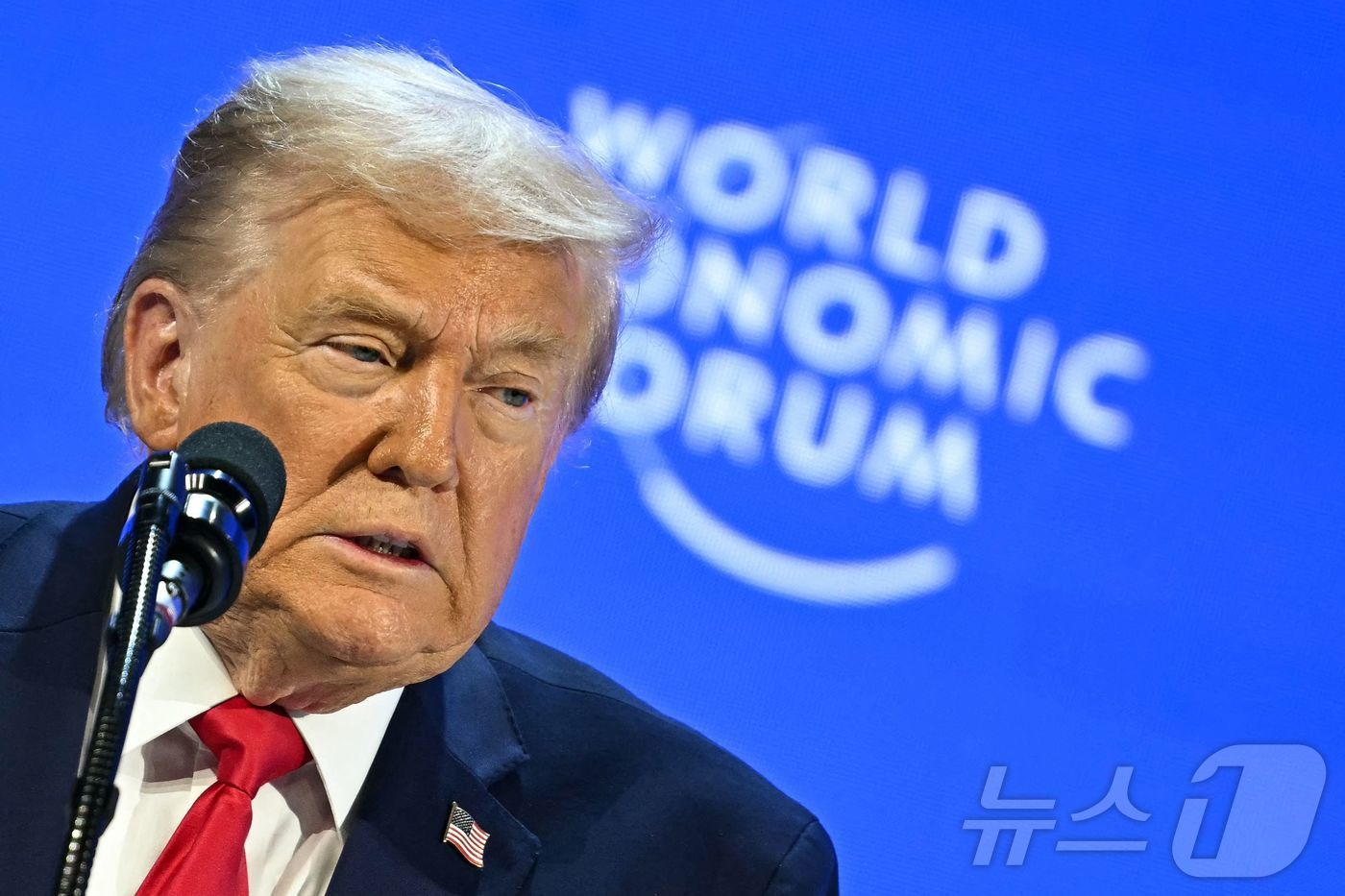 (AFP=뉴스1) 황기선 기자 = 도널드 트럼프 미국 대통령이 21일(현지시간) 스위스 다보스에서 열린 세계경제포럼(WEF)에서 연설하고 있다.ⓒ AFP=뉴스1