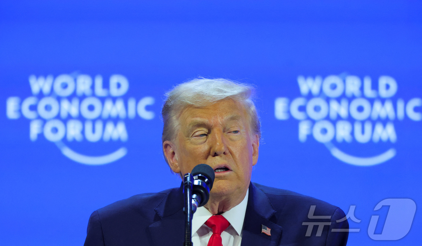 (다보스 로이터=뉴스1) 김지완 기자 = 21일(현지시간) 도널드 트럼프 미국 대통령이 스위스 다보스에서 열린 세계경제포럼(WEF) 연례총회(다보스포럼)에 참석해 기조연설을 하고 …