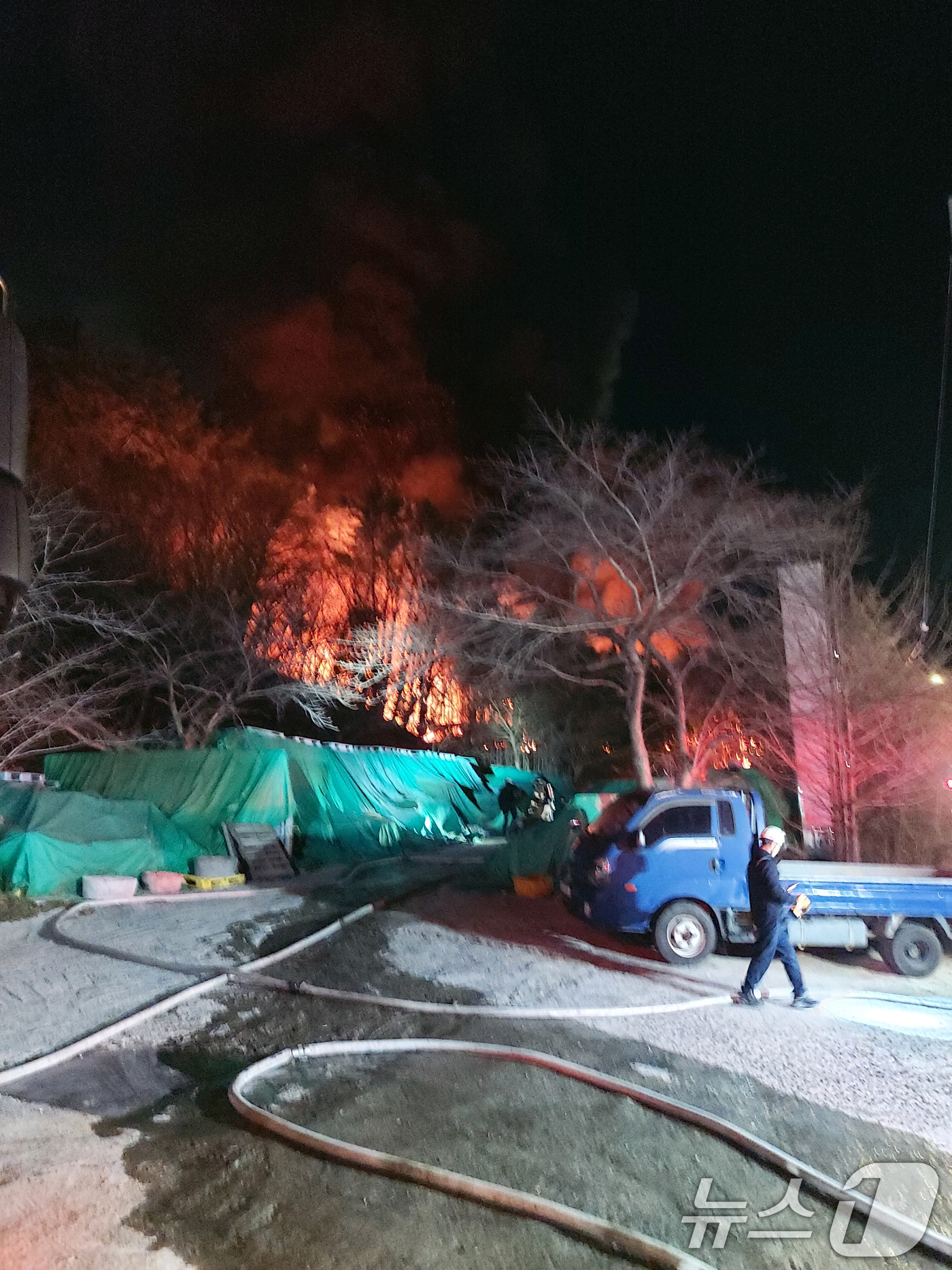 (부산=뉴스1) 윤일지 기자 = 21일 오후 부산 기장군 기장읍 청강리의 한 공장에서 불이 나 인근 야산으로 번져 산불이 확대되고 있다. (산림청 제공. 재판매 및 DB 금지) 2 …