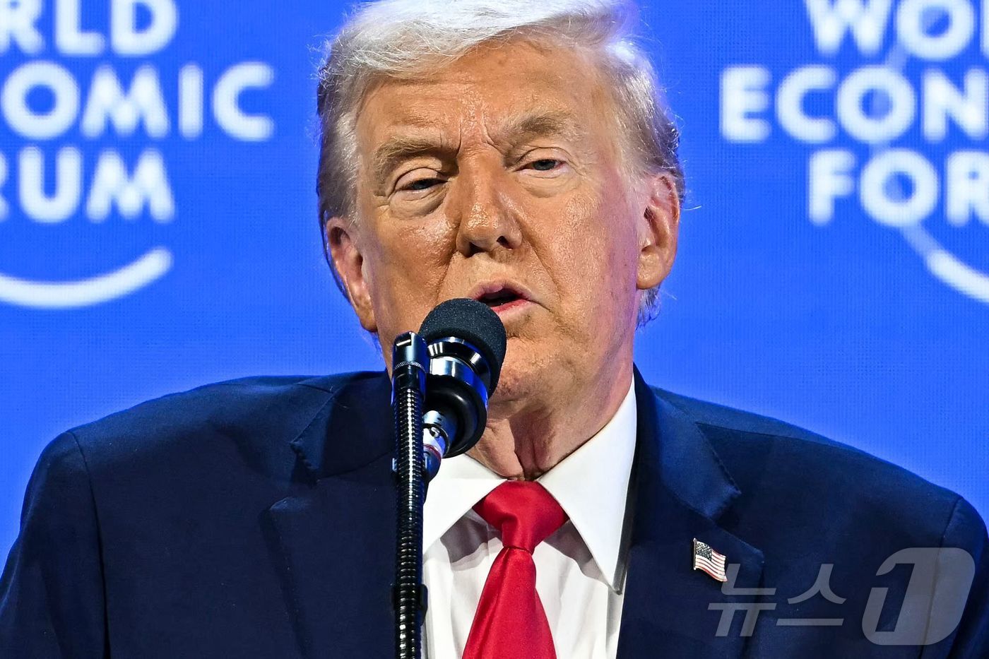 (다보스 AFP=뉴스1) 류정민 특파원 = 도널드 트럼프 미국 대통령이 21일(현지시간) 스위스 다보스에서 열린 세계경제포럼(WEF)에서 연설하고 있다. 2026.01.21.ⓒ A …