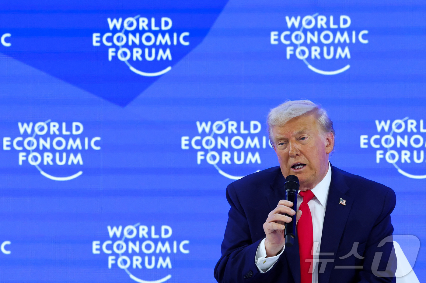 (다보스 로이터=뉴스1) 김지완 기자 = 21일(현지시간) 도널드 트럼프 미국 대통령이 스위스 다보스에서 열린 세계경제포럼(WEF) 연례총회(다보스포럼)에 참석해 뵈르게 브렌데 W …