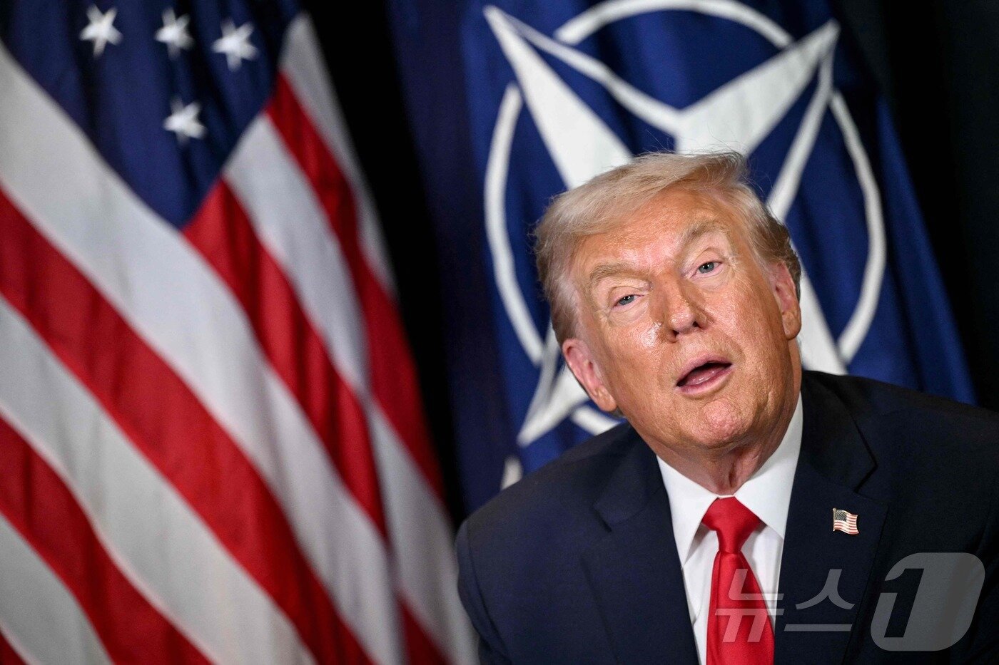 본문 이미지 - 21일(현지시간) 도널드 트럼프 미국 대통령이 스위스 다보스의 세계경제포럼(WEF) 행사장에서 열린 마르크 뤼터 북대서양조약기구(NATO·나토) 사무총장과의 회담 중 발언하고 있다. 2026.01.21 ⓒ AFP=뉴스1 ⓒ News1 김지완 기자