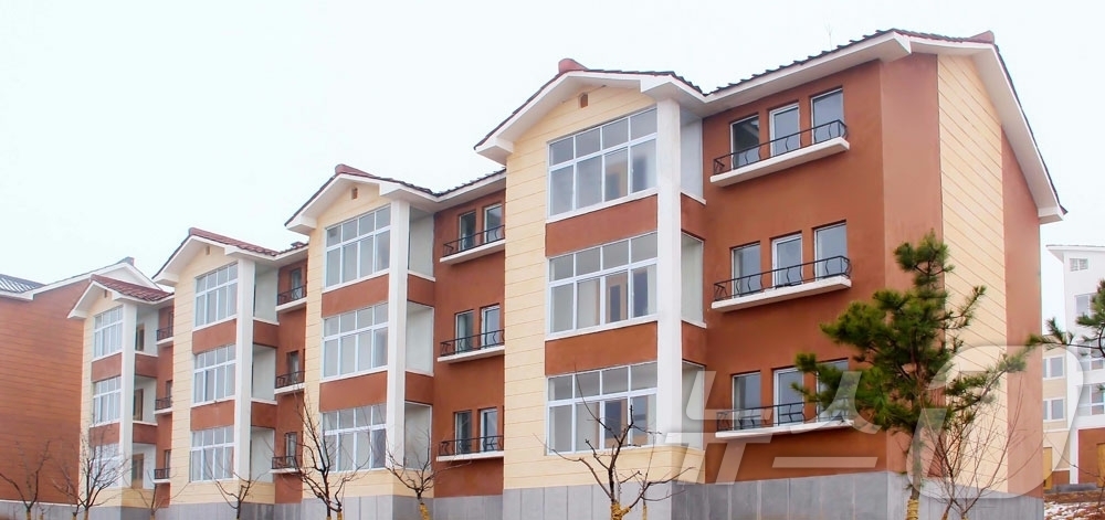 (평양 노동신문=뉴스1) = 북한 노동당 기관지 노동신문은 22일 평안남도 대동군·맹산군·증산군·양덕군 농촌들에 현대적인 문화주택들이 건설됐다고 보도했다. [국내에서만 사용가능. …