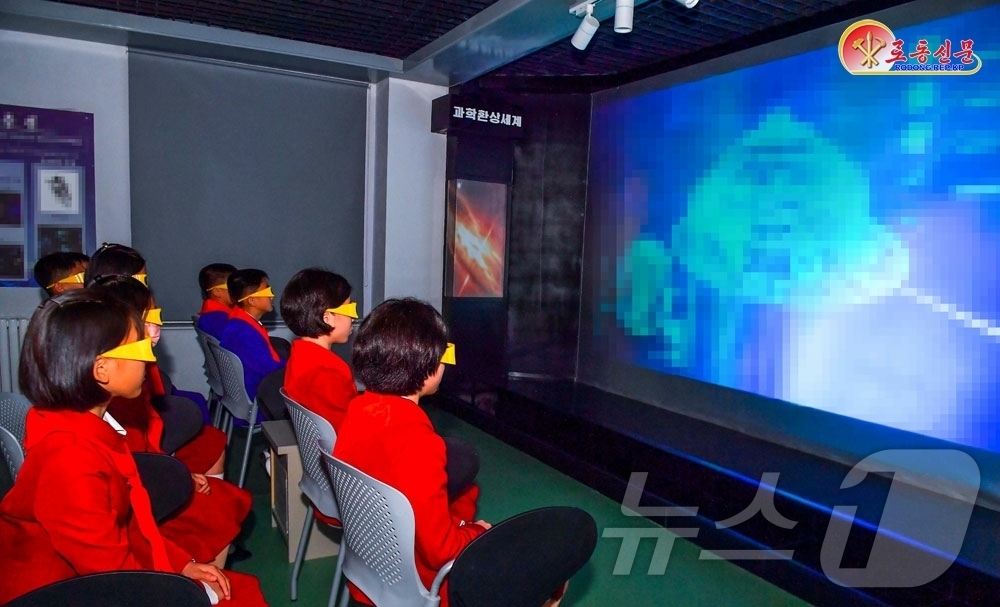 (평양 노동신문=뉴스1) = 북한 노동당 기관지 노동신문은 22일 통합병설학교로 거듭난 낙랑구역 전진고급중학교를 조명하며 인공지능교육실, TV방송실과 아동방송실, 교육방법연구실, …