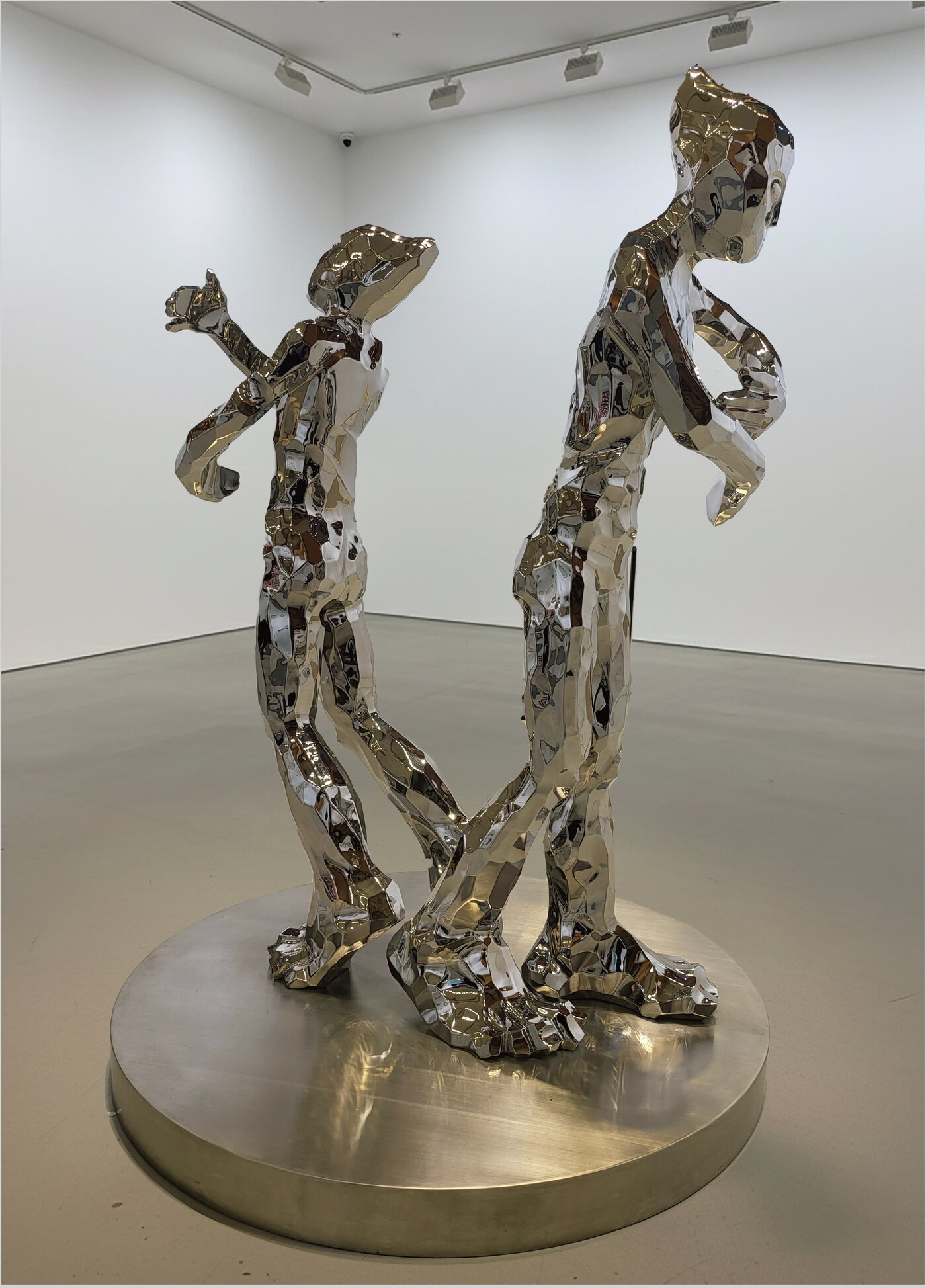 본문 이미지 - 김성복, 사랑은 그리움을 남기고 떠나갔다, Stainless steel, 120 x 120 x 170cm, 2024 (노화랑 제공)