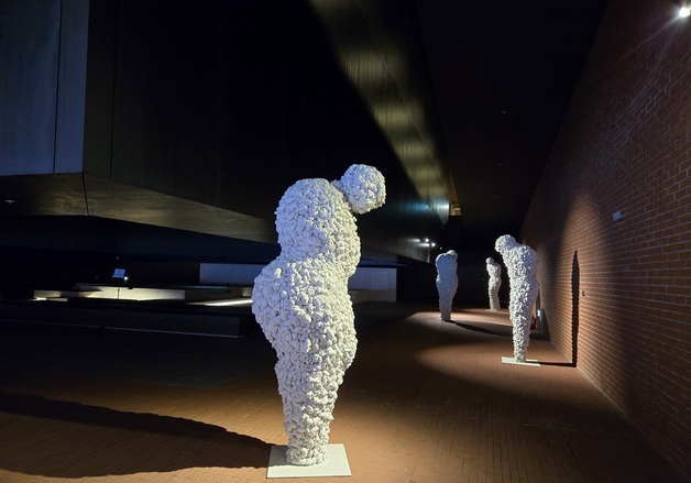 얼굴 지워진 채 서로 엇갈린 사람들…서소문성지 역사박물관 기획전