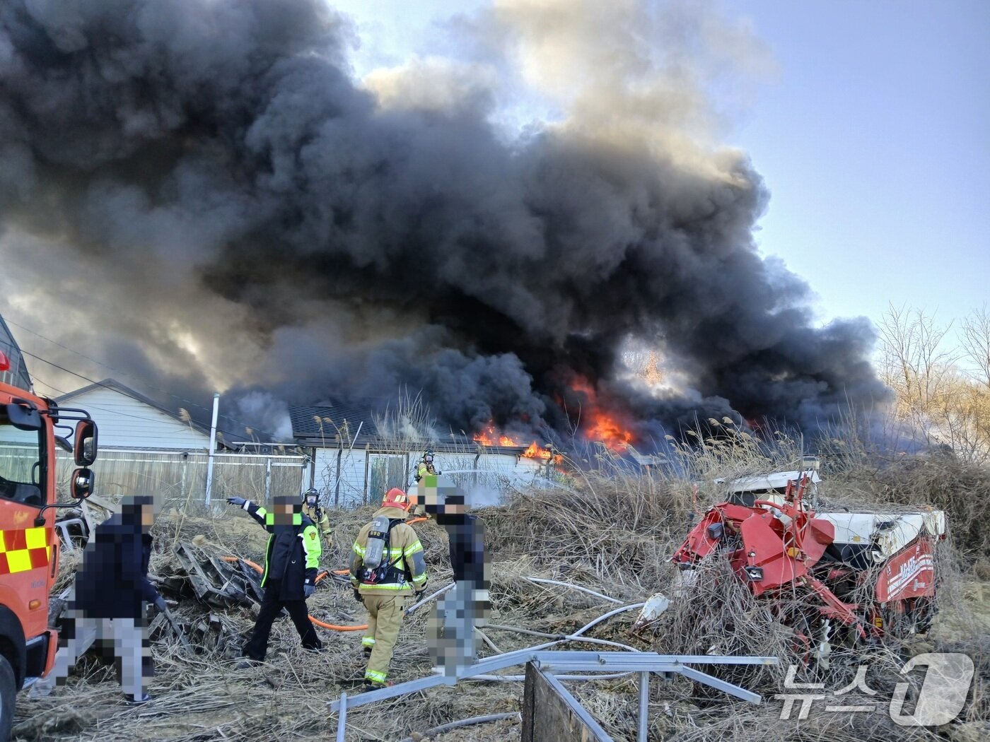 본문 이미지 - 21일 오전 11시6분쯤 의성군 구천면의 농기계 창고에서 불이나 소방 당국이 진화하고 있다.(경북소방본부 제공. 재판매 및 DB 금지)2026.1.22/뉴스1